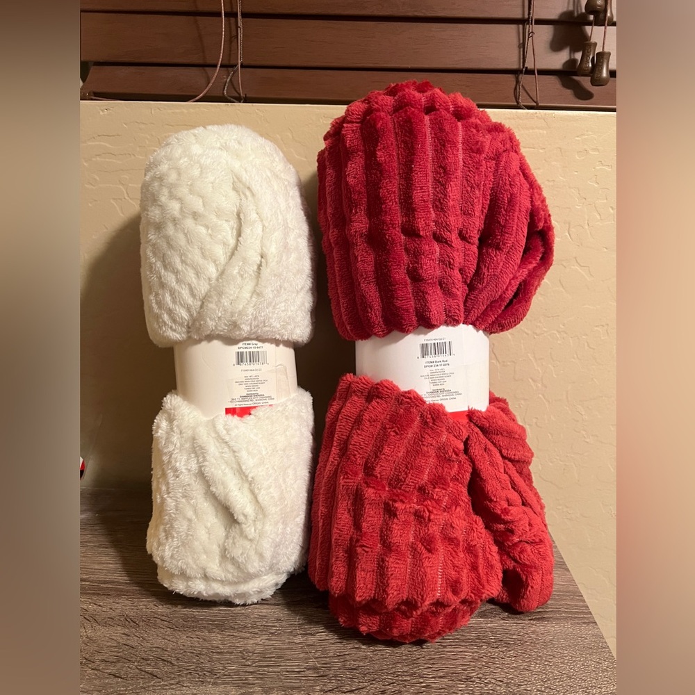 Target Bullseye Cozy Throw Blankets Red Off White Valentine’s Day Love NWT - Picture 2 of 3